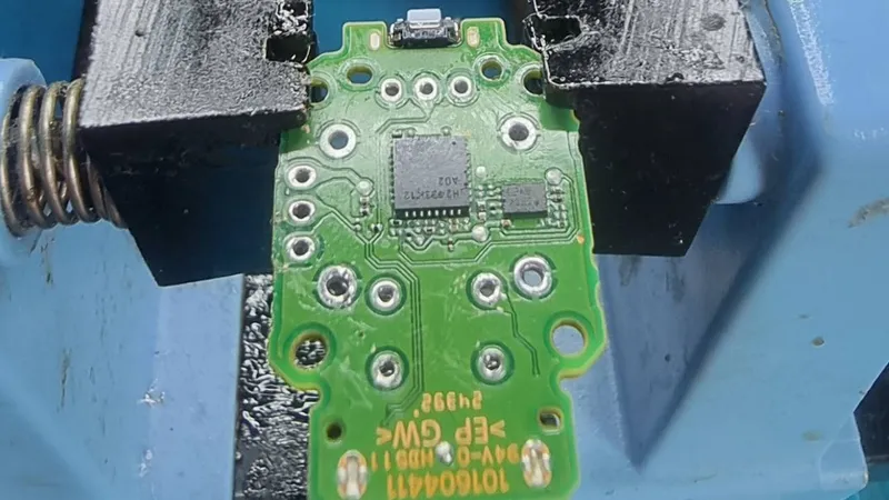 Gedesoldeerde PS5 DualSense Edge stick module op soldeermat